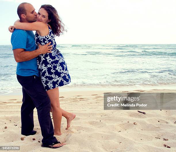 happy couple on beach - kapolei photos et images de collection