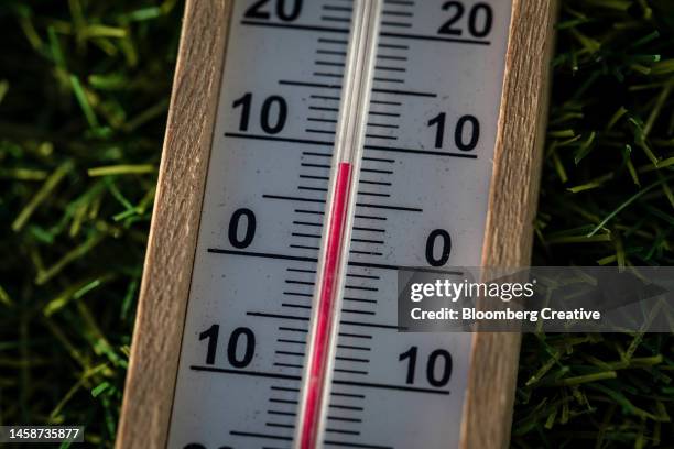a temperature display on a thermometer - number 10 stock pictures, royalty-free photos & images