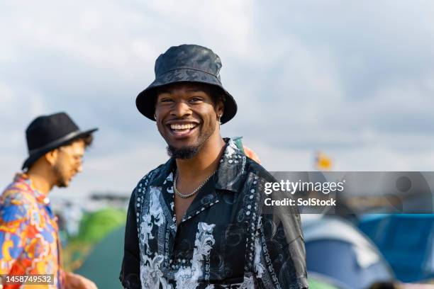 confidence in the crowd - bucket hat stock pictures, royalty-free photos & images