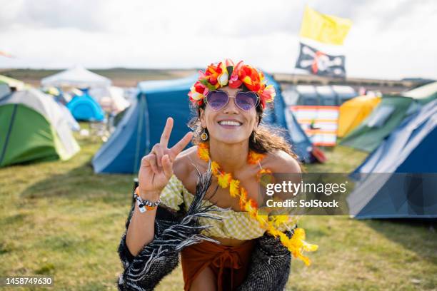 peace out baby - hippie festival stock-fotos und bilder