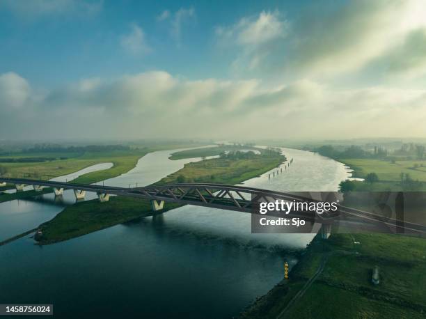 上からアイセル川に架かるハンゼブーグ鉄道橋 - ヘルダース・アイセル川 ストックフォトと画像