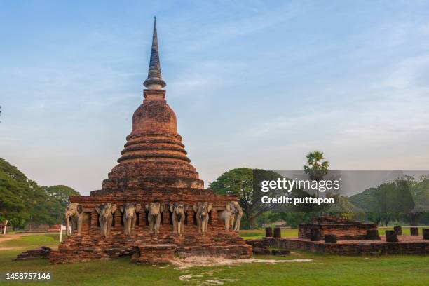 the ruin pagoda at wat chang lom, sukhothai historical park, thailand - wat imagens e fotografias de stock