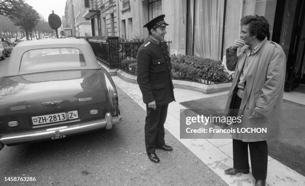 Acteur américain Peter Falk avec un voiturier de l'Hôtel Plaza Athénée près d'une voiture de luxe Rolls-Royce à Paris le 4 avril 1976.