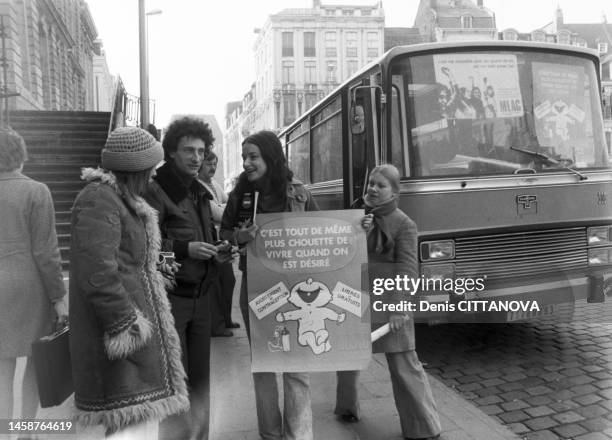 Militantes du MLAC de retour des Pays-Bas avec une banderole 'Nous venons d'avorter en Hollande', en mars 1974.