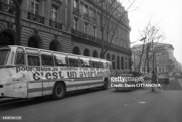 Bus du MLAC en route pour une manifestation à Paris, le 22 mars 1974.
