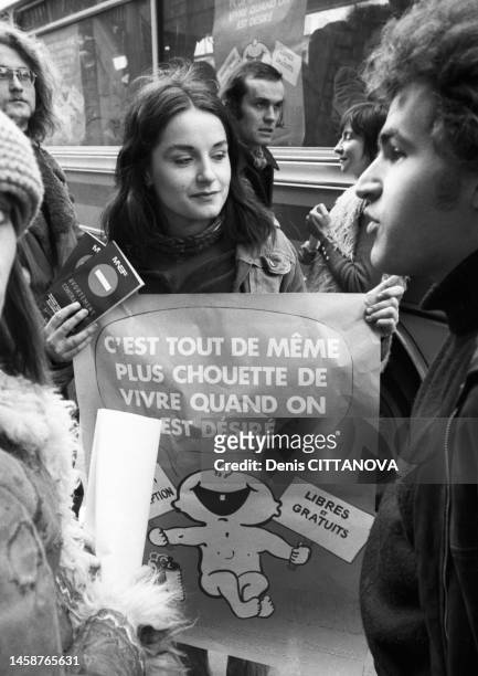 Militantes du MLAC de retour des Pays-Bas avec une banderole 'Nous venons d'avorter en Hollande', en mars 1974.