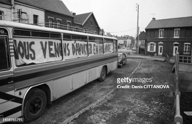 Bus du MLAC de retour des Pays-Bas avec une banderole 'Nous venons d'avorter en Hollande', en mars 1974.