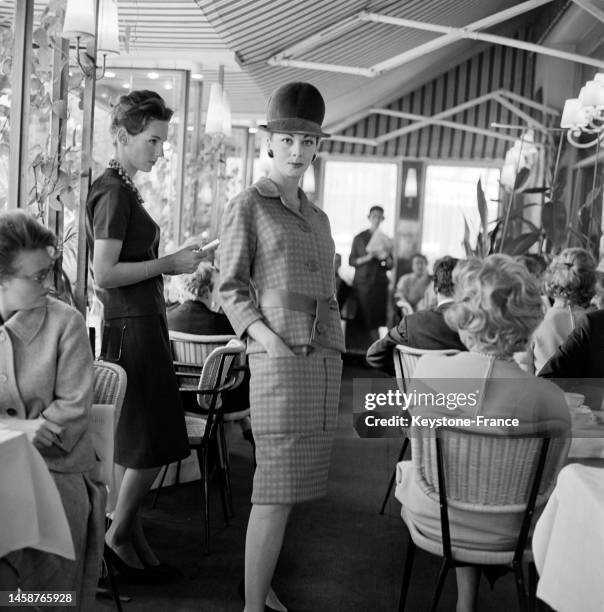 Mannequin portant un tailleur jupe en tweed du modèle Chloé, collection hiver à la Closerie des Lilas le 12 juillet 1960 à Paris.