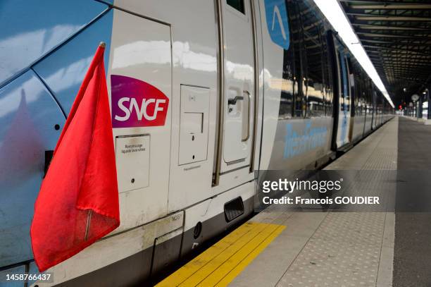 Train SNCF avec un drapeau rouge et quai vide à la Gare de l'Est suite à la grève contre le projet de réforme des retraites le 19 janvier 2023 à...