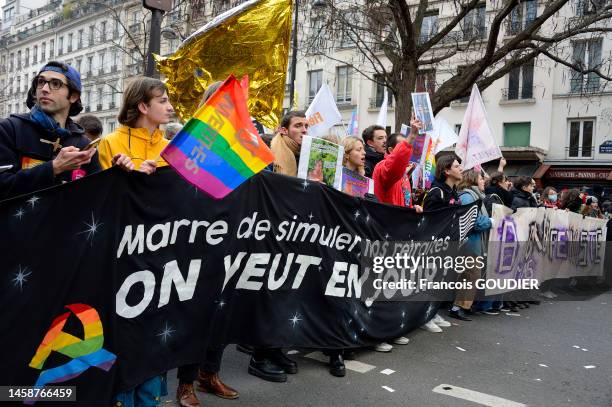 Manifestants avec des drapeaux arc-en-ciel, symbole de la fierté LGBTQ+, avec une banderole "Marre de simuler nos retraites, on veut en jouir" lors...