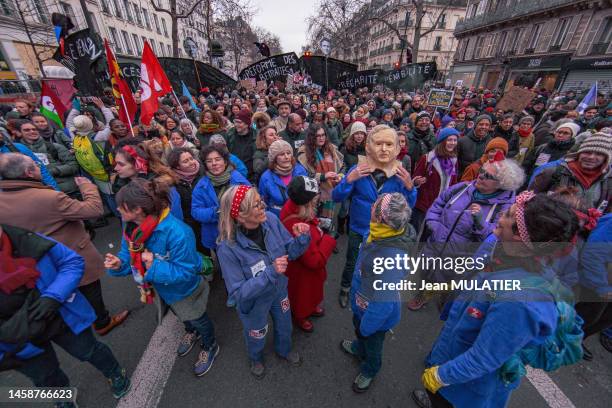 Manifestantes avec des bleus de travail en référence à "Rosie la Riveteuse" et manifestante grimée en Bernard Arnault lors de la manifestation contre...