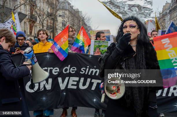 Manifestants avec des drapeaux arc-en-ciel, symbole de la fierté LGBTQ+, avec une banderole "Marre de simuler nos retraites, on veut en jouir" lors...