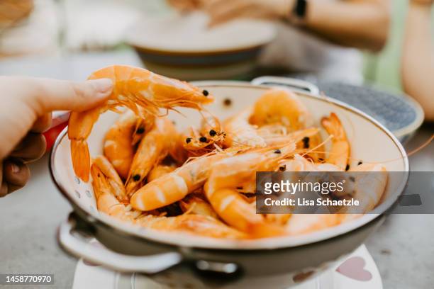 a bowl with raw shrimp - shrimp scampi stock-fotos und bilder