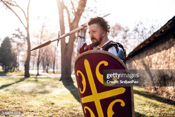 mittelalterliche kriegerjagd mit speer - historische nachstellung stock-fotos und bilder