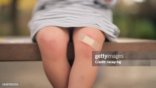 close-up photo of small girl and bandaid - 四肢 個照片及圖片檔