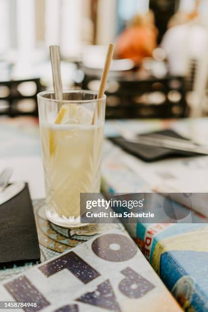 drinks in the restaurant, long drink - long table stockfoto's en -beelden