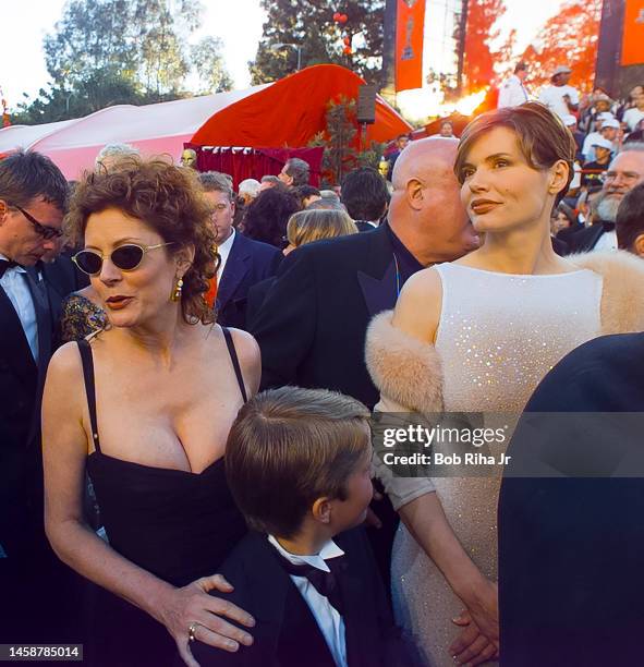 Susan Sarandon and Geena Davis, at the Academy Awards, March 23, 1998 in Los Angeles, California.