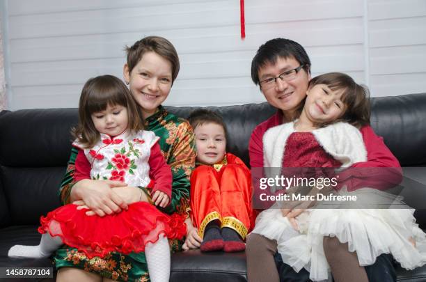 family dressed up for new chinese year - chinese kid stockfoto's en -beelden