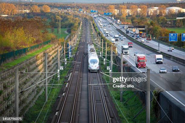 hochgeschwindigkeitszug der autobahn bab 3 und des ice - ice-zug stock-fotos und bilder