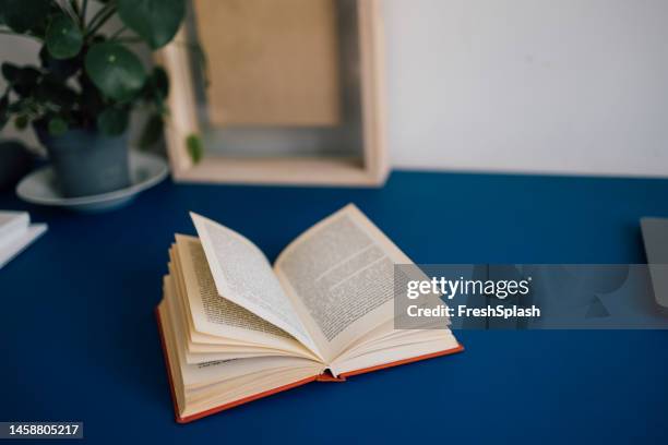 ein buch im klassenzimmer offen gelassen - open book stock-fotos und bilder