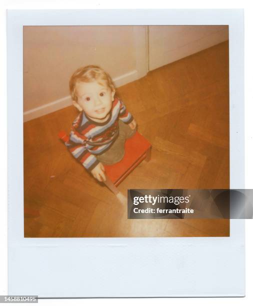 椅子に登る幼児 - アナログ ストックフォトと画像