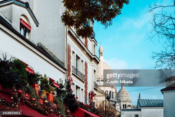 montmartre in paris during christmas time - church color light paris stockfoto's en -beelden