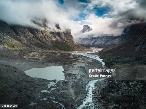 thor peak at akshayuk pass - baffin island stockfoto's en -beelden