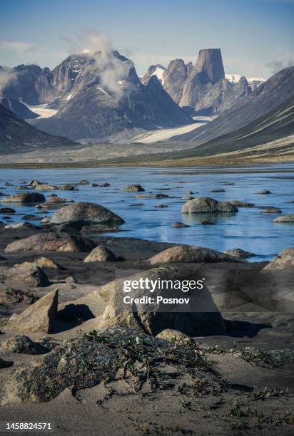 mount asgard at akshayuk pass - baffinland stock-fotos und bilder