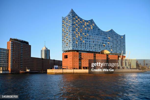 elbphilharmonie, entworfen vom schweizer architekturbüro herzog & de meuron. - hamburg stock-fotos und bilder