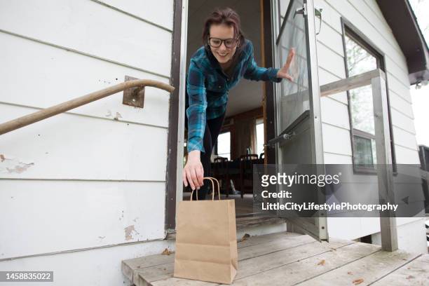 delivery to your door - answering door stock pictures, royalty-free photos & images