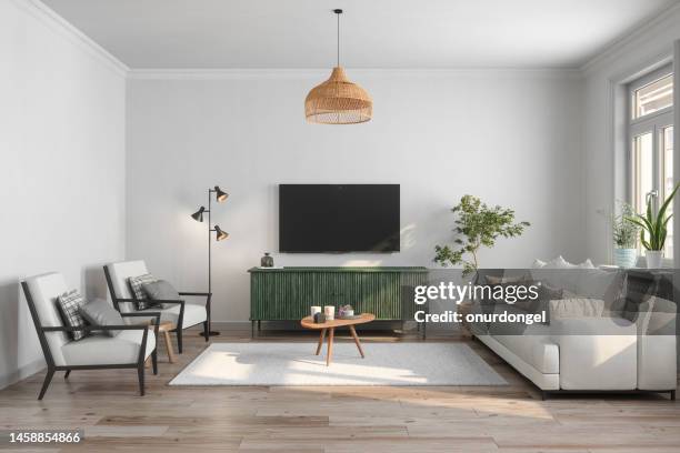 intérieur de salon moderne avec téléviseur, canapé, fauteuil, lampadaire et table basse - classical stock photos et images de collection