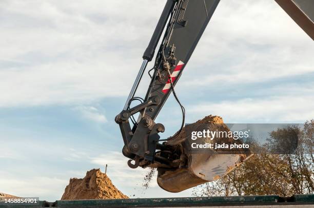 steel bucket of an excavator full of sand - grävmaskin bildbanksfoton och bilder