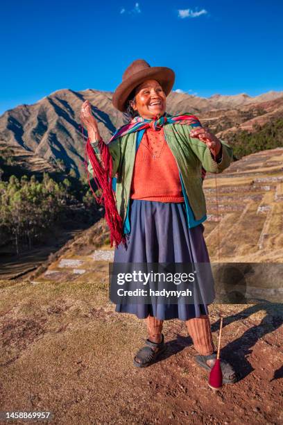 peruvian donna spinning lana a mano, peru, valle sacra - cordigliera delle ande foto e immagini stock