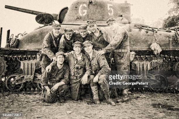 équipage du char m4 sherman de la seconde guerre mondiale le jour j - seconde guerre mondiale photos et images de collection