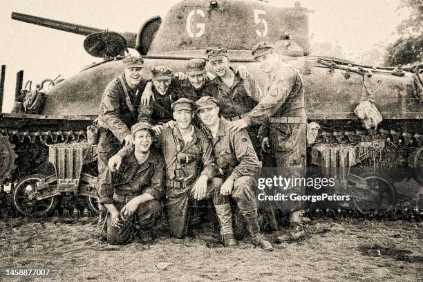 wwii m4 sherman tank crew on d day - commando style stockfoto's en -beelden