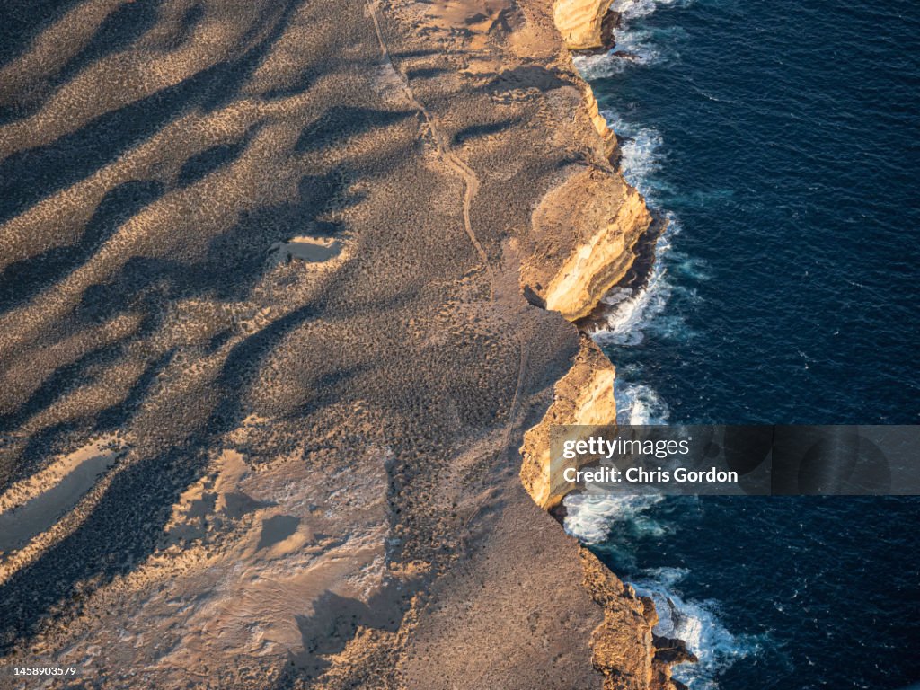 Luftaufnahme der felsigen Küste
