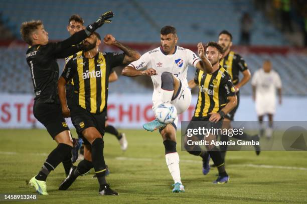 Emmanuel Gigliotti of Nacional competes for the ball with Thiago Cardozo of Peñarol during a match between Peñarol and Nacional as part of Liga Rio...