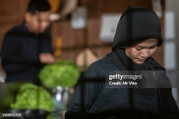 chef in black uniform in kitchen - catering black uniform stockfoto's en -beelden