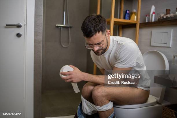 homem sentado no vaso - hemorroide - fotografias e filmes do acervo