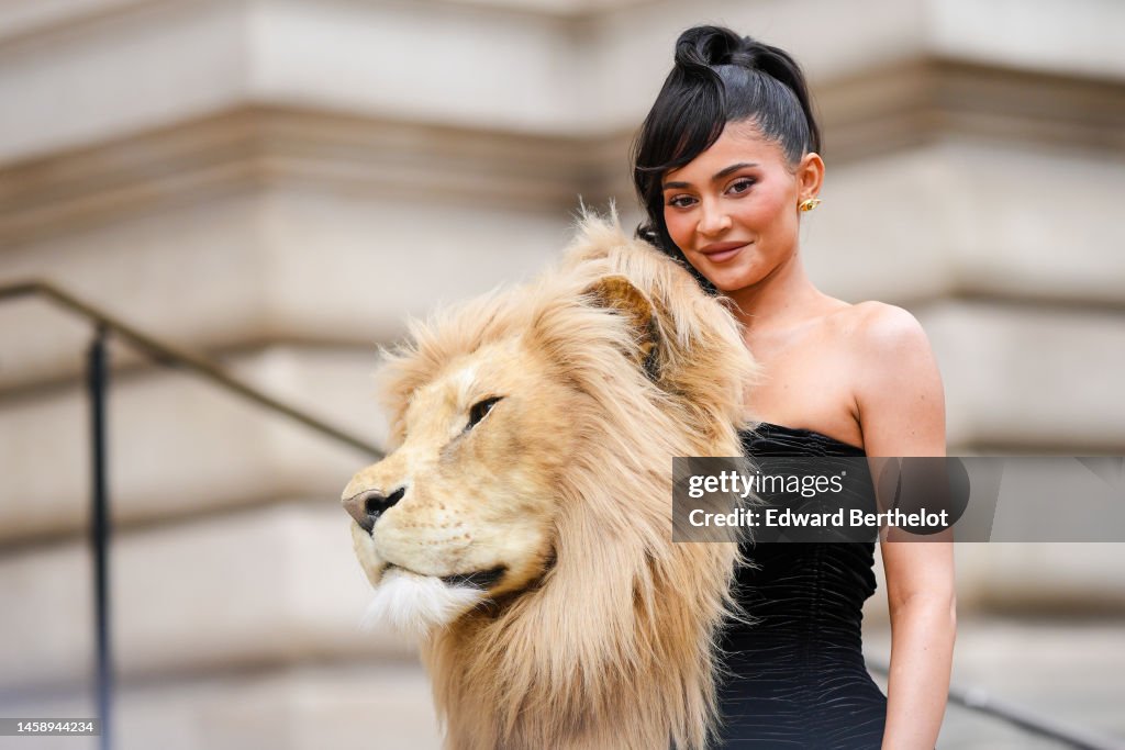Celebrity Sightings - Paris Fashion Week - Haute Couture Spring Summer 2023 : Day One