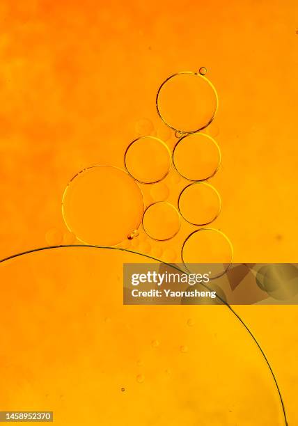 golden oil bubbles - chemistry macro stock-fotos und bilder