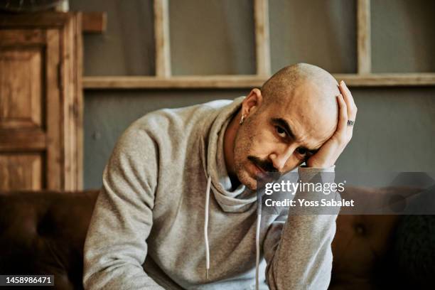 man sick with cancer tormented looking at camera - completely bald stockfoto's en -beelden