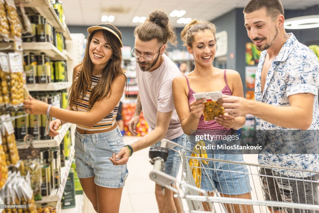 Store Store Grup Group Of Friends Shopping In A Grocery High-Res Stock Photo - Getty Images