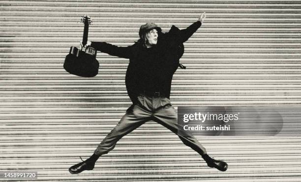 der gitarrist in brighton. - boygroup stock-fotos und bilder