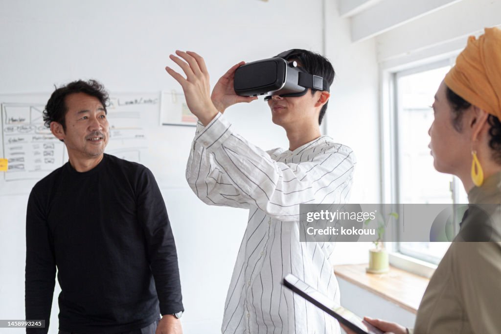 Ingenieure experimentieren mit VR-Gadgets zu Themen.