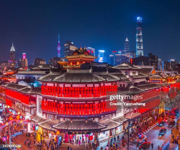 shanghai yu yuan garden at twilight duiring chinese lunar new year celebration holiday - shanghai temple stock pictures, royalty-free photos & images