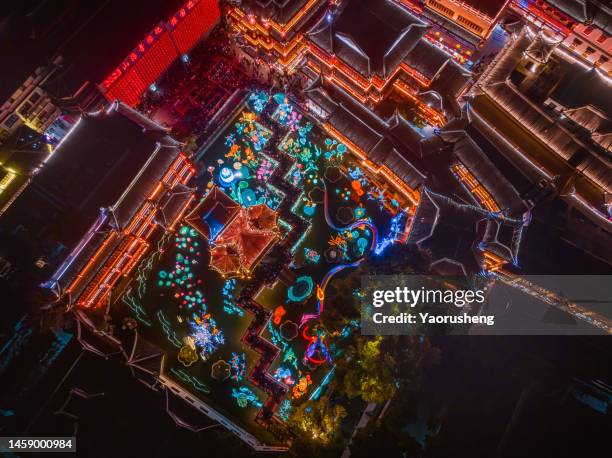 shanghai yu yuan garden at twilight duiring chinese lunar new year celebration holiday - yu yuan gardens stock pictures, royalty-free photos & images