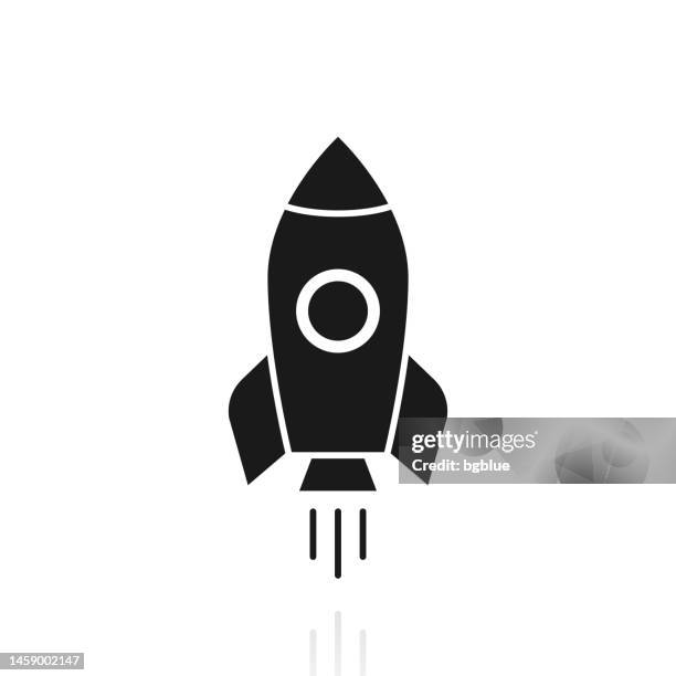 rakete. symbol mit reflexion auf weißem hintergrund - rocket ship icon stock-grafiken, -clipart, -cartoons und -symbole