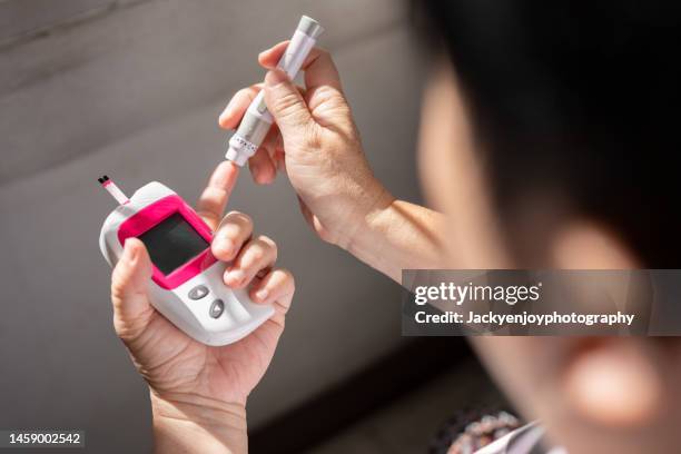 blood glucose test using smart devices. - prueba-de-azúcar-en-la-sangre fotografías e imágenes de stock