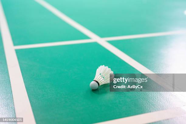 close up shuttlecocks on racket bad mintons at badminton courts with players competing - shuttlecock - fotografias e filmes do acervo